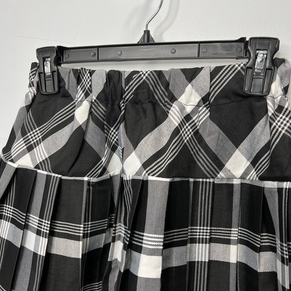 Black white plaid mini skirt w elastic waistband - Picture 2 of 4